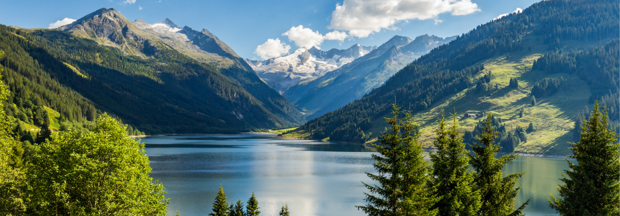 Landschaft mit Bergen