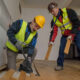 Bauarbeiter beim Holzbodenplatten entfernen