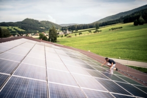 Mann arbeitet an Photovoltaikanlage